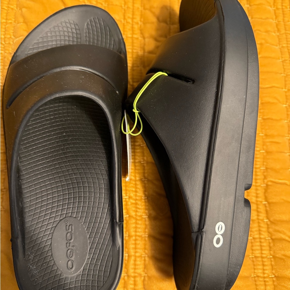 NWT OOFOS Black Slide Sandals